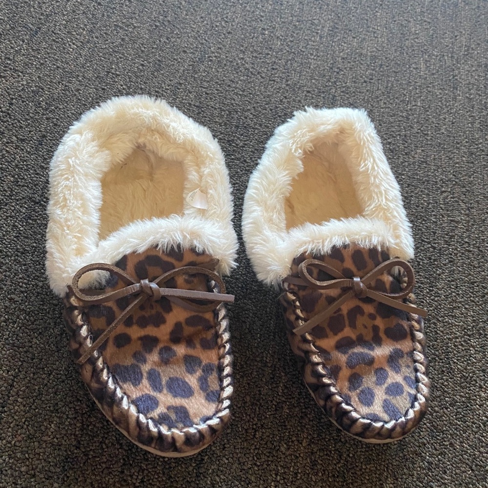 Cheetah print faux fur slippers